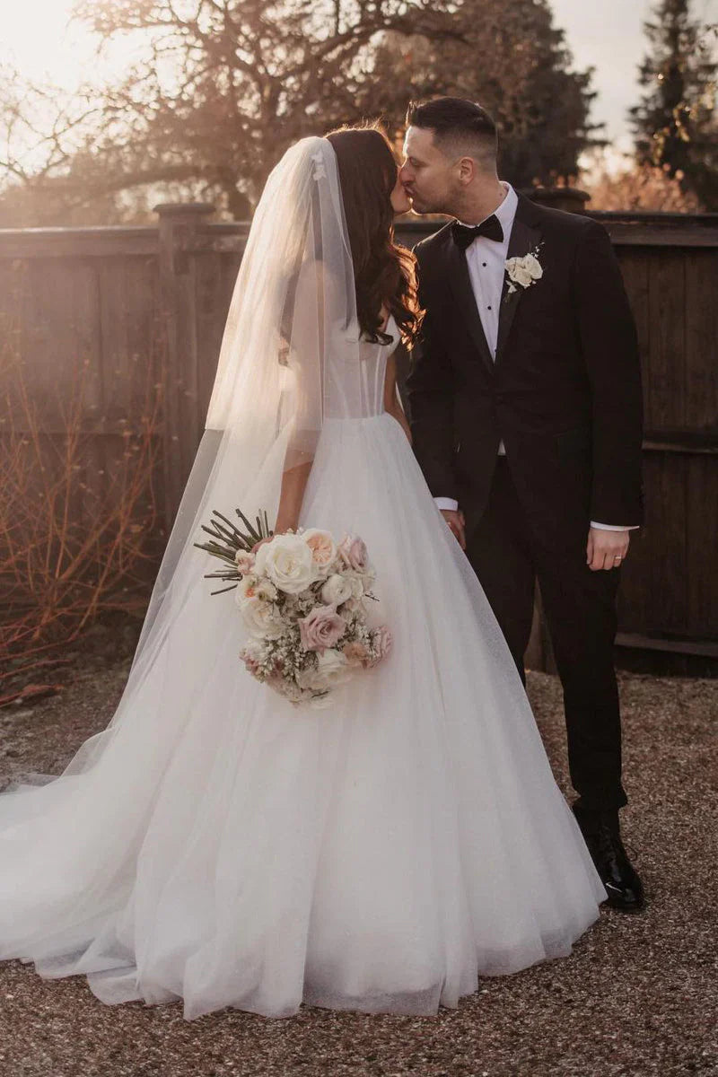 Vestidos de novia de tul con escote en forma de corazón y brillantes con corte en A